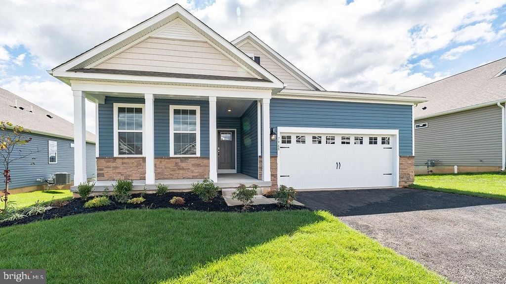 7958 GOLDEN LN, Breinigsville, PA 18031