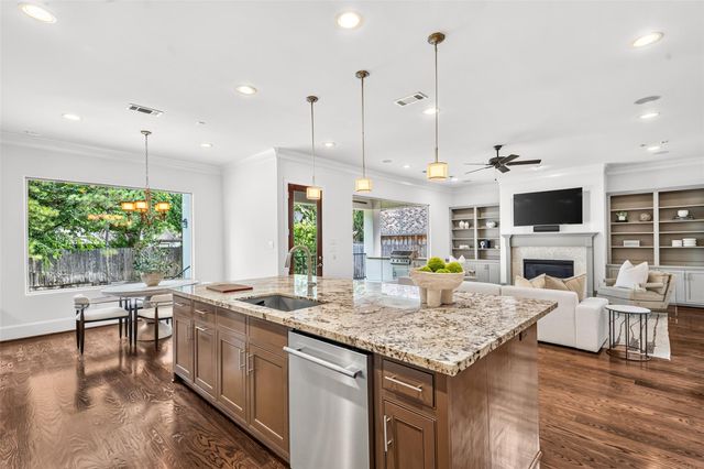 5216 Locust Street, Bellaire, TX 77401