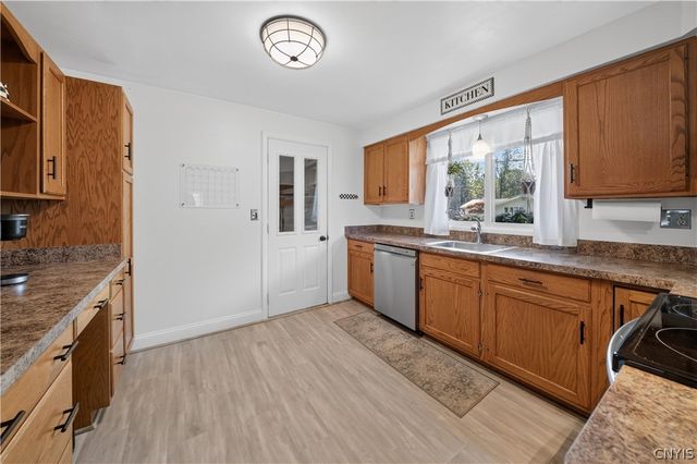 7422 Rosewood Cir, Cicero, NY 13212