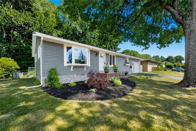 7422 Rosewood Cir, Cicero, NY 13212