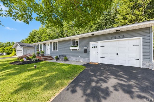 7422 Rosewood Cir, Cicero, NY 13212