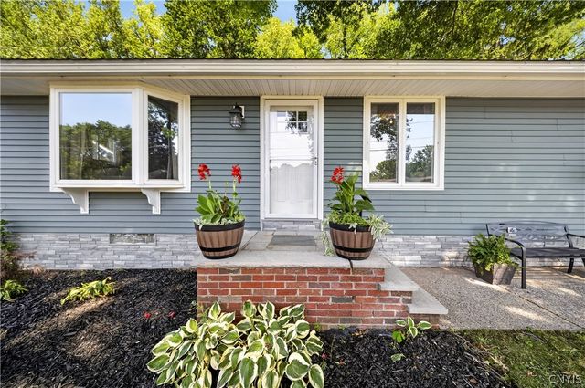 7422 Rosewood Cir, Cicero, NY 13212
