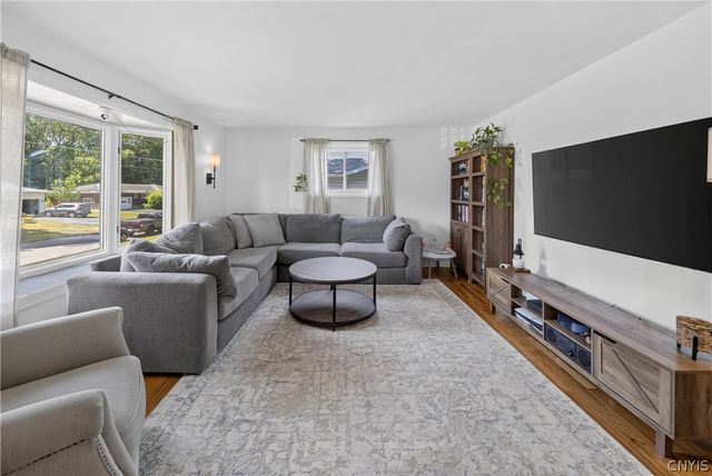 7422 Rosewood Cir, Cicero, NY 13212