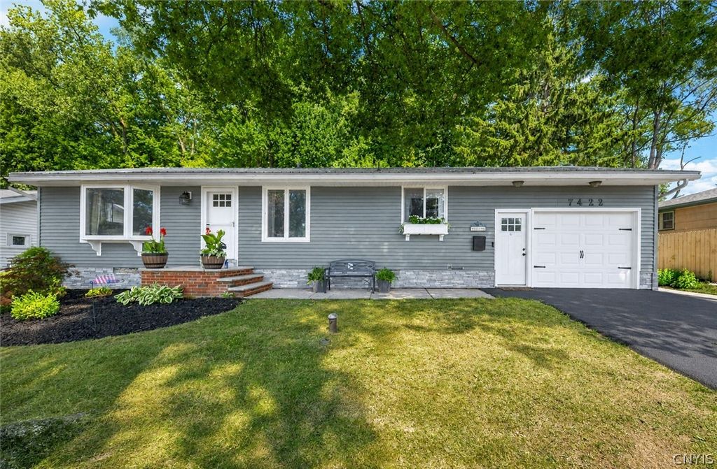 7422 Rosewood Cir, Cicero, NY 13212