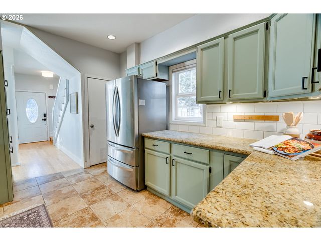 223 S WHITAKER St, Portland, OR 97239