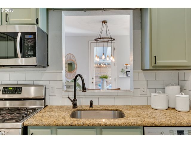 223 S WHITAKER St, Portland, OR 97239