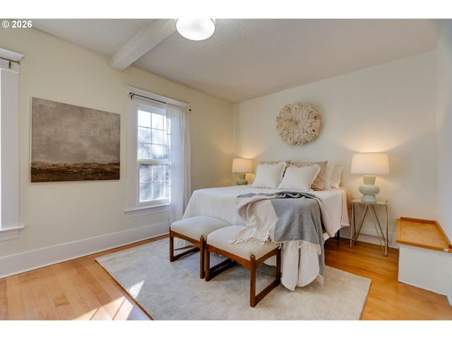 223 S WHITAKER St, Portland, OR 97239