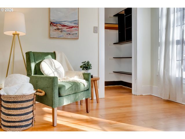 223 S WHITAKER St, Portland, OR 97239