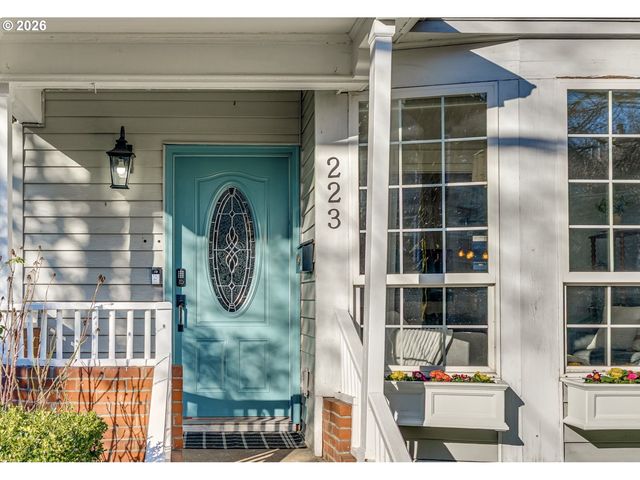 223 S WHITAKER St, Portland, OR 97239