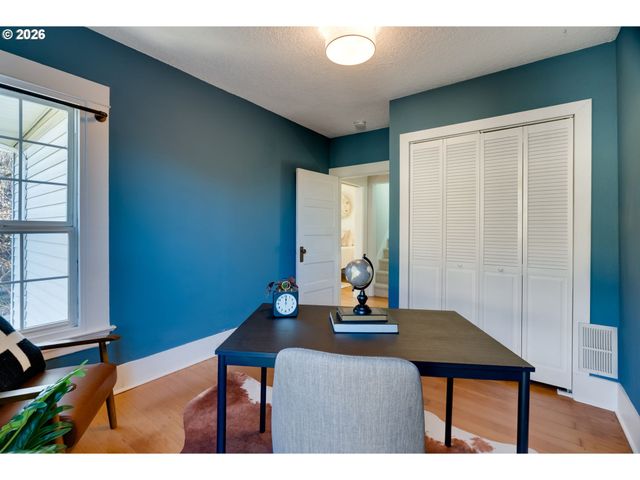 223 S WHITAKER St, Portland, OR 97239