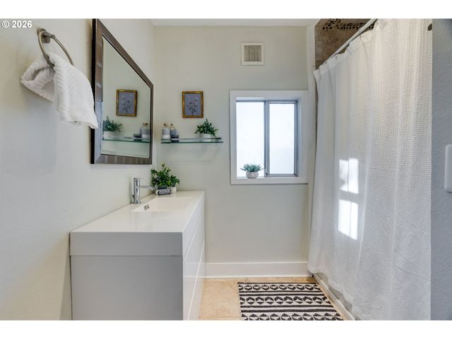 223 S WHITAKER St, Portland, OR 97239