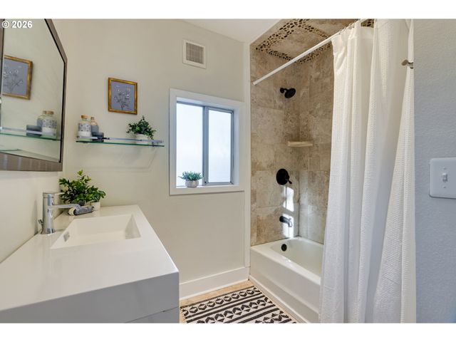 223 S WHITAKER St, Portland, OR 97239