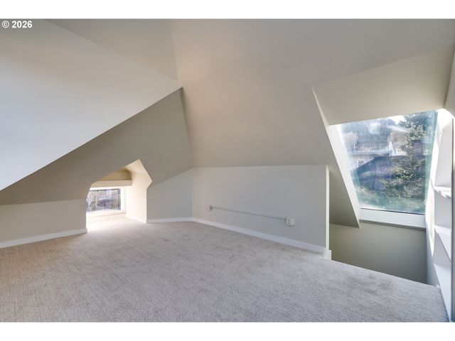 223 S WHITAKER St, Portland, OR 97239