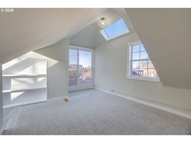 223 S WHITAKER St, Portland, OR 97239