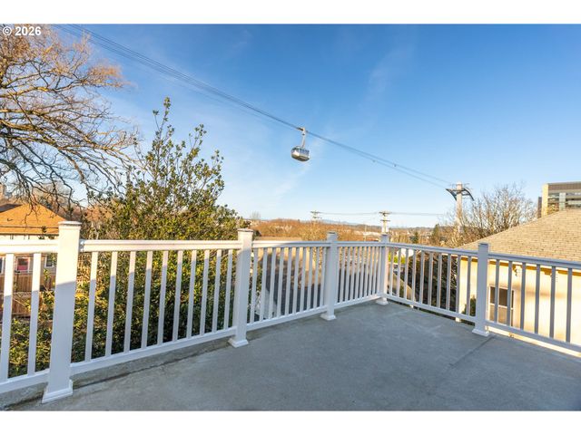 223 S WHITAKER St, Portland, OR 97239