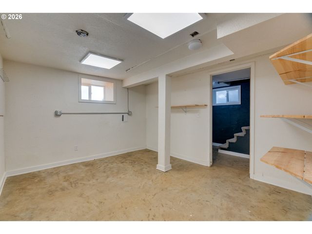 223 S WHITAKER St, Portland, OR 97239