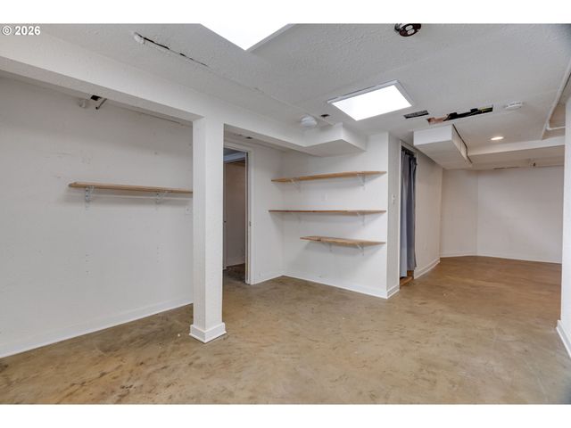 223 S WHITAKER St, Portland, OR 97239