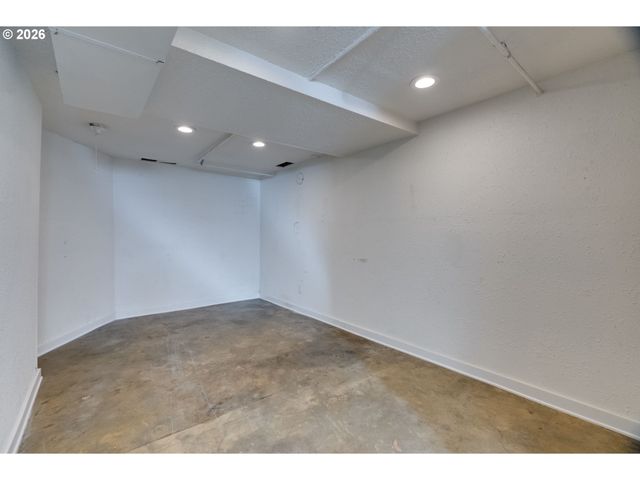 223 S WHITAKER St, Portland, OR 97239