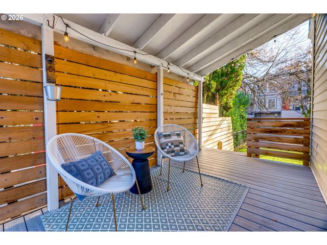 223 S WHITAKER St, Portland, OR 97239