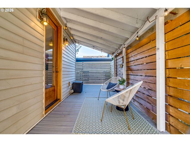 223 S WHITAKER St, Portland, OR 97239