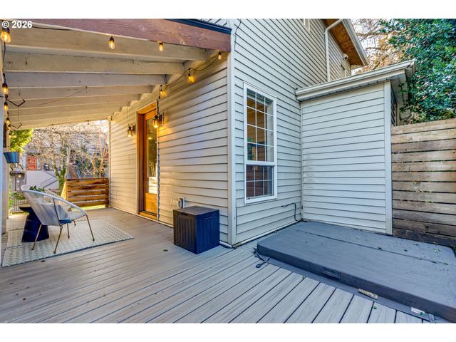 223 S WHITAKER St, Portland, OR 97239