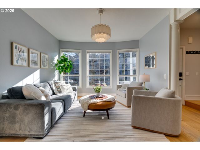 223 S WHITAKER St, Portland, OR 97239