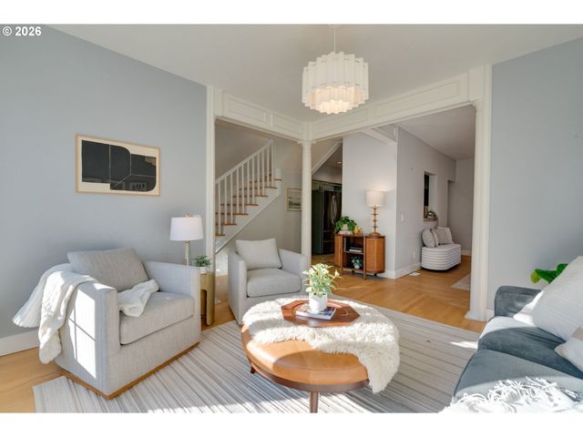 223 S WHITAKER St, Portland, OR 97239