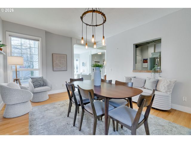 223 S WHITAKER St, Portland, OR 97239