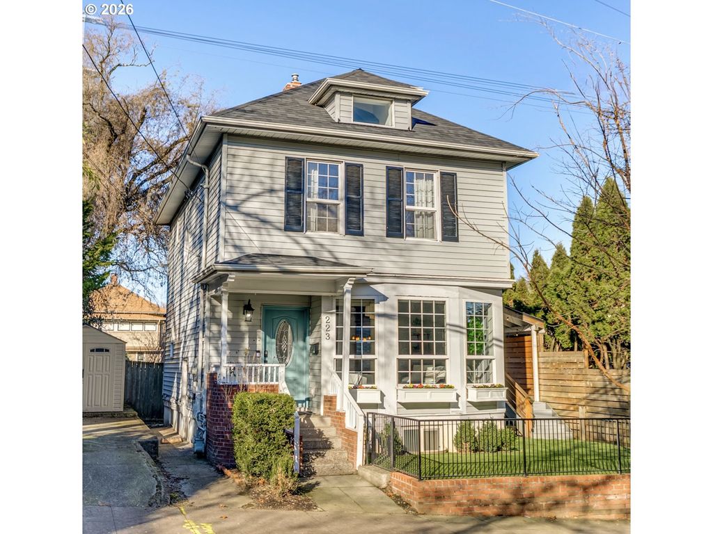 223 S WHITAKER St, Portland, OR 97239