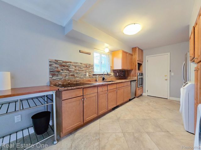 2287 Strader Drive, West Bloomfield Charter Township, MI 48324