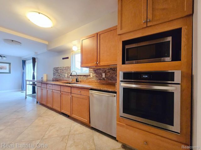 2287 Strader Drive, West Bloomfield Charter Township, MI 48324