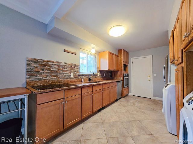 2287 Strader Drive, West Bloomfield Charter Township, MI 48324