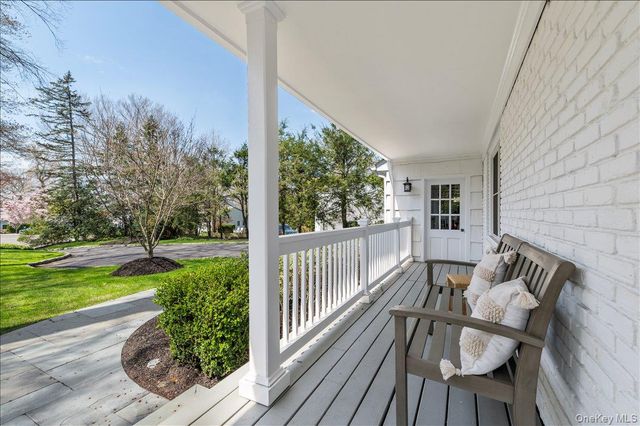 8 Heritage Court, Cold Spring Harbor, NY 11724