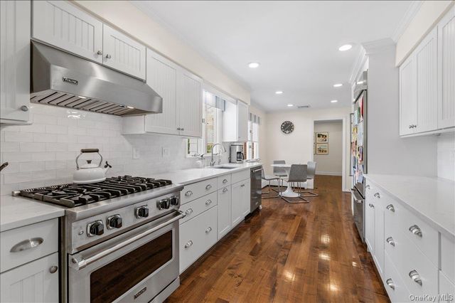 8 Heritage Court, Cold Spring Harbor, NY 11724