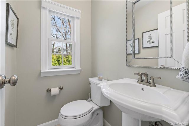 8 Heritage Court, Cold Spring Harbor, NY 11724