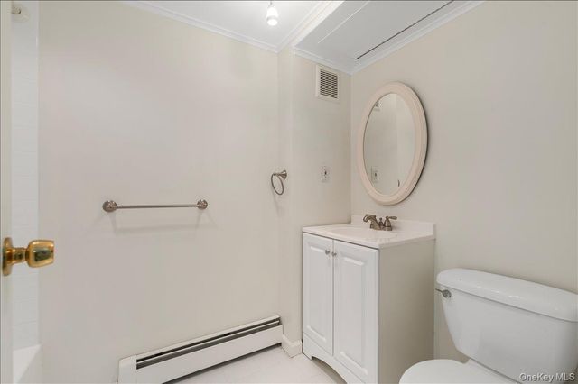8 Heritage Court, Cold Spring Harbor, NY 11724