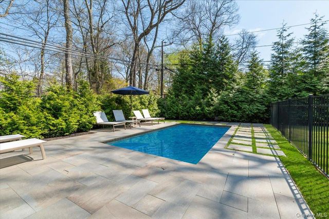 8 Heritage Court, Cold Spring Harbor, NY 11724