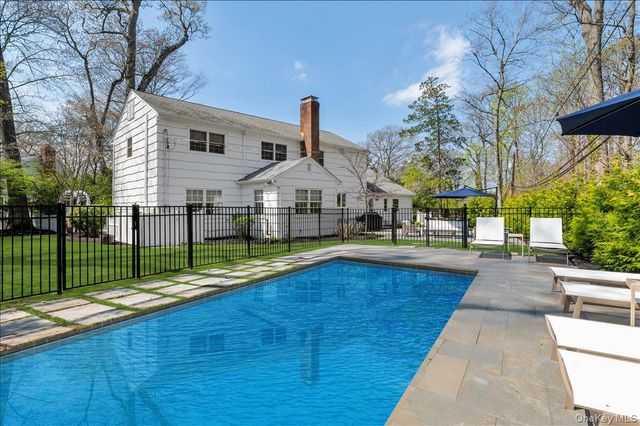 8 Heritage Court, Cold Spring Harbor, NY 11724