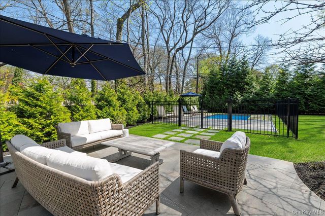 8 Heritage Court, Cold Spring Harbor, NY 11724