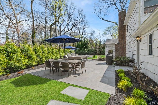 8 Heritage Court, Cold Spring Harbor, NY 11724
