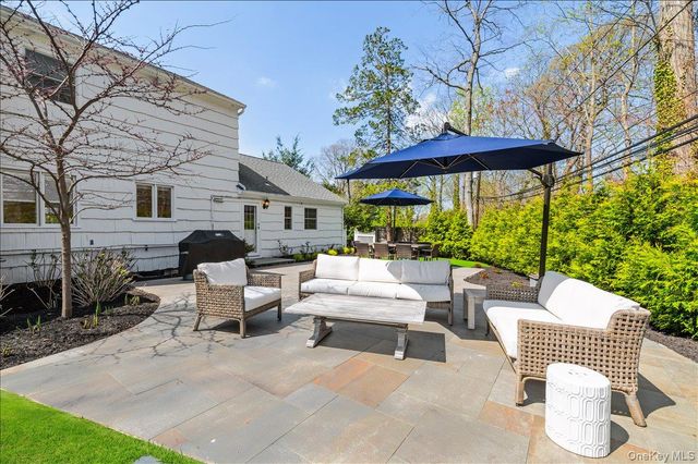 8 Heritage Court, Cold Spring Harbor, NY 11724