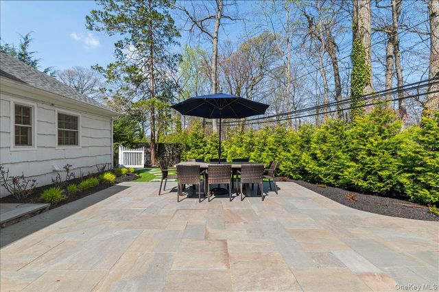 8 Heritage Court, Cold Spring Harbor, NY 11724