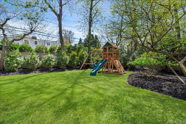 8 Heritage Court, Cold Spring Harbor, NY 11724