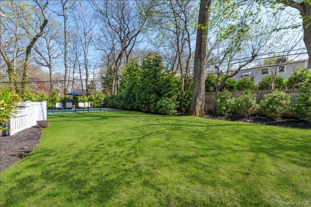 8 Heritage Court, Cold Spring Harbor, NY 11724