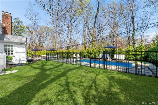 8 Heritage Court, Cold Spring Harbor, NY 11724