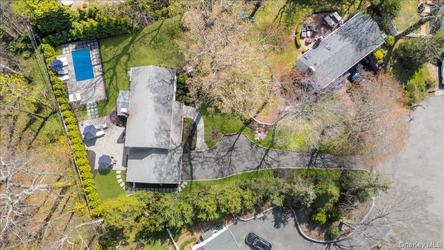 8 Heritage Court, Cold Spring Harbor, NY 11724