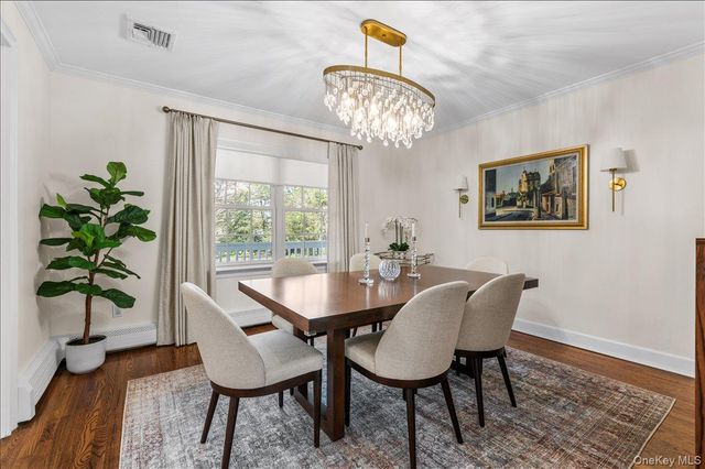 8 Heritage Court, Cold Spring Harbor, NY 11724