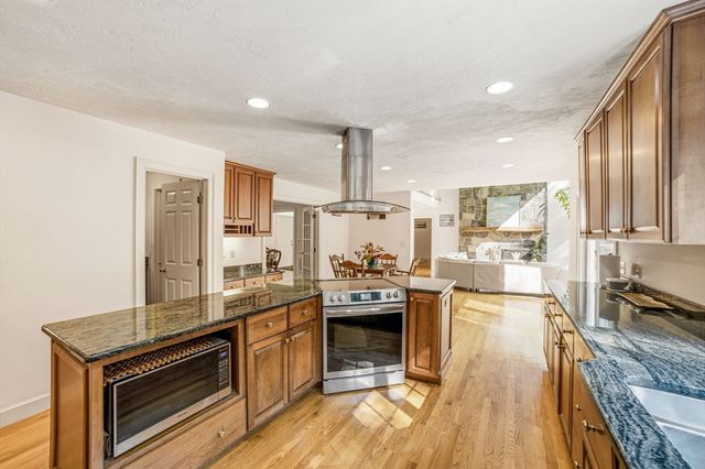 85 Cedarwood Rd, Boxborough, MA 01719