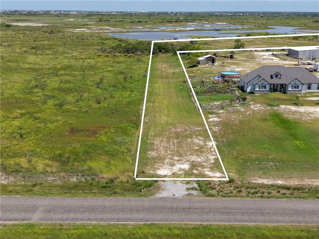 329 Cape Velero Dr, Rockport, TX 78382 — photo 2
