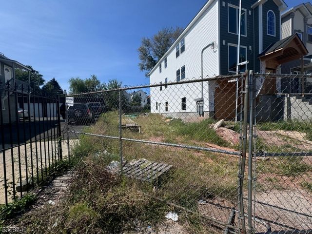 160 Smith St, Elizabeth City, NJ 07201